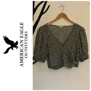 American Eagle Outfitters Black and White Floral Crop Top